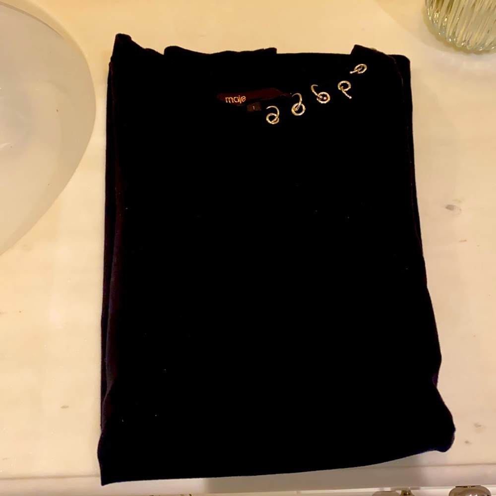 Cute and chic T-shirt.